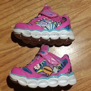 Sketchers (5c) S-Lights